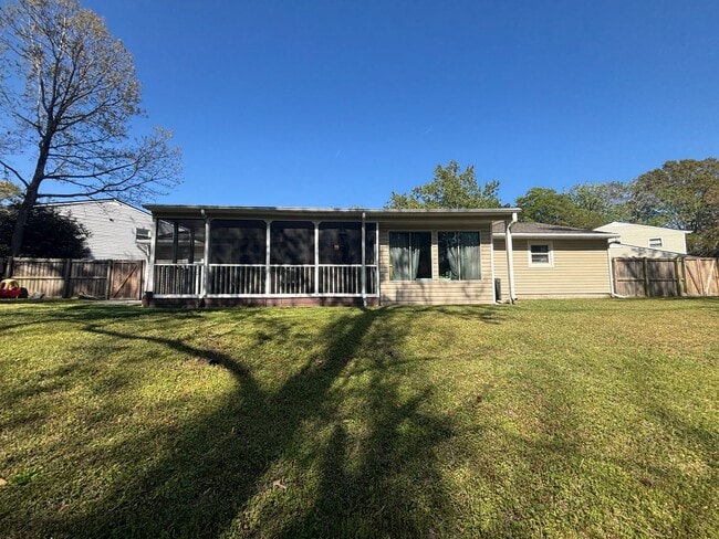 Building Photo - Lovely on Lance