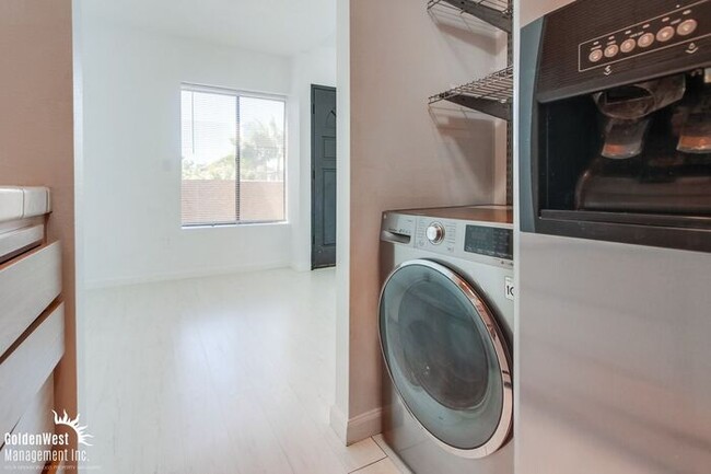 Building Photo - Stylish Top-Floor 1Bdm 1Ba Condo in the No...