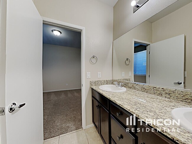 Building Photo - 2148 Del Aqua Ave