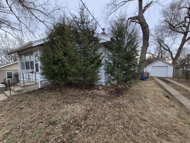 Building Photo - 2 Bedroom, 1 Bathroom Home with Deck