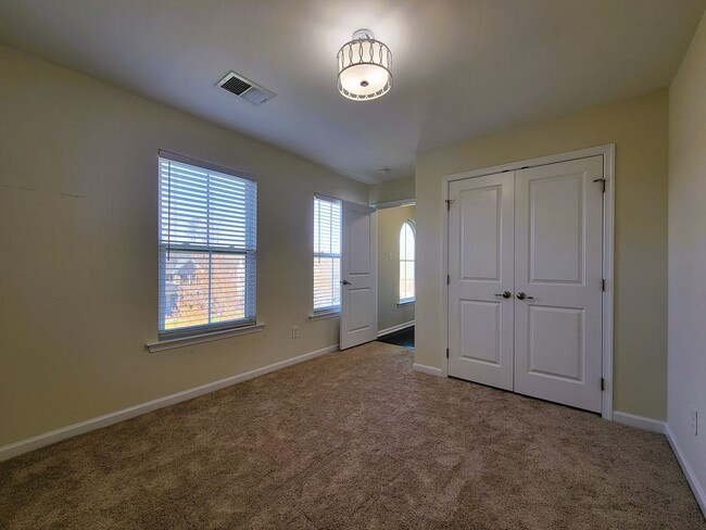 Building Photo - Large 2 story transitional in highly sough...