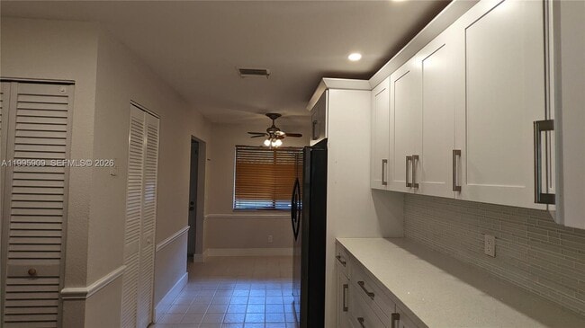 Building Photo - 460 Lakeview Dr