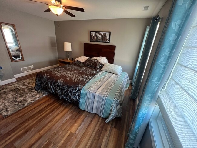 Building Photo - Great family home next door to Edwards Elementary in west Ames-4 bedroom 3 1/2 baths, 2 car garag...