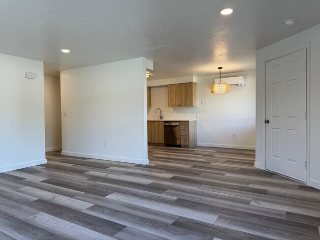 Building Photo - 903 Sunny Ln