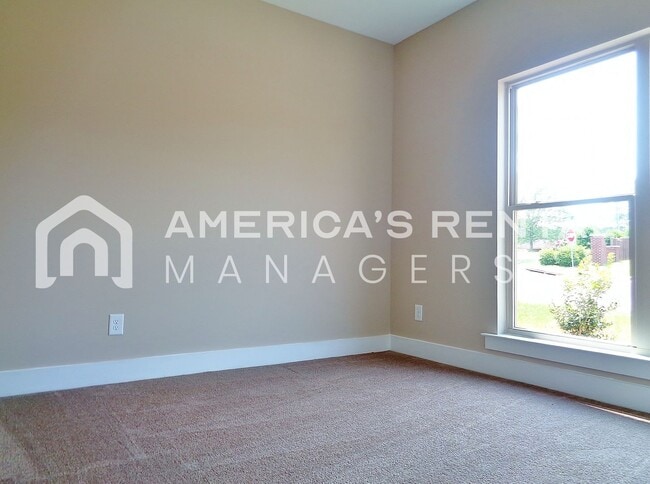 Building Photo - Home in Tuscaloosa..... Available to View Now!!!