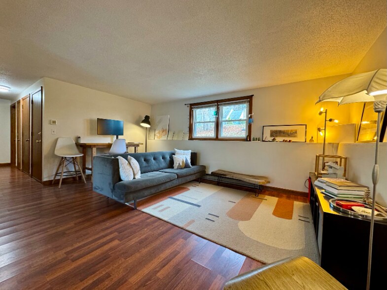 Building Photo - 27 N Hillside Rd