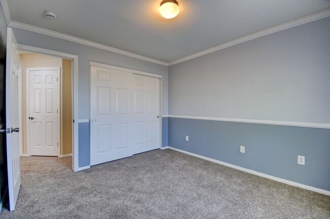 Building Photo - 4 Bed 3 Bath With Huge Loft