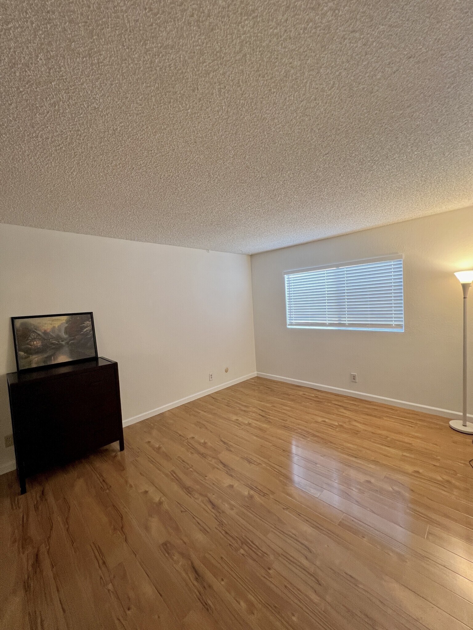 bedroom - 1339 N Columbus Ave