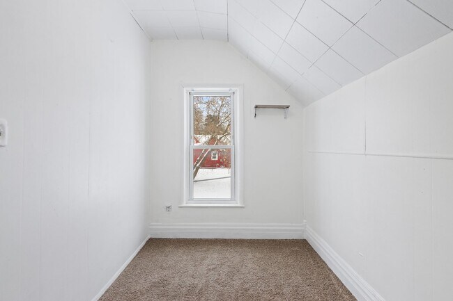 Building Photo - Selling - River Street