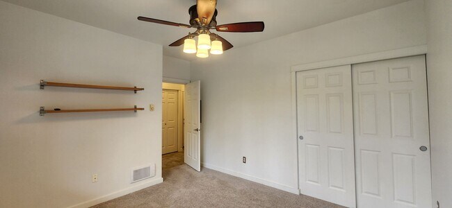 Building Photo - 2 Bed 2 Bath Top Floor Condo South Everett...