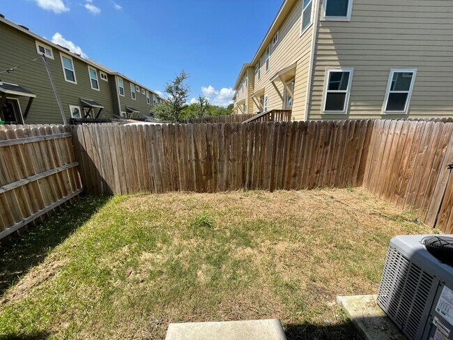 Building Photo - Townhome for rent