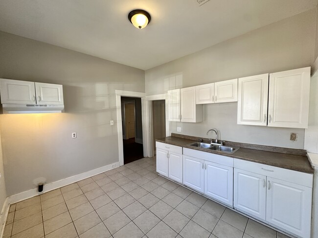 Building Photo - 521 41st St