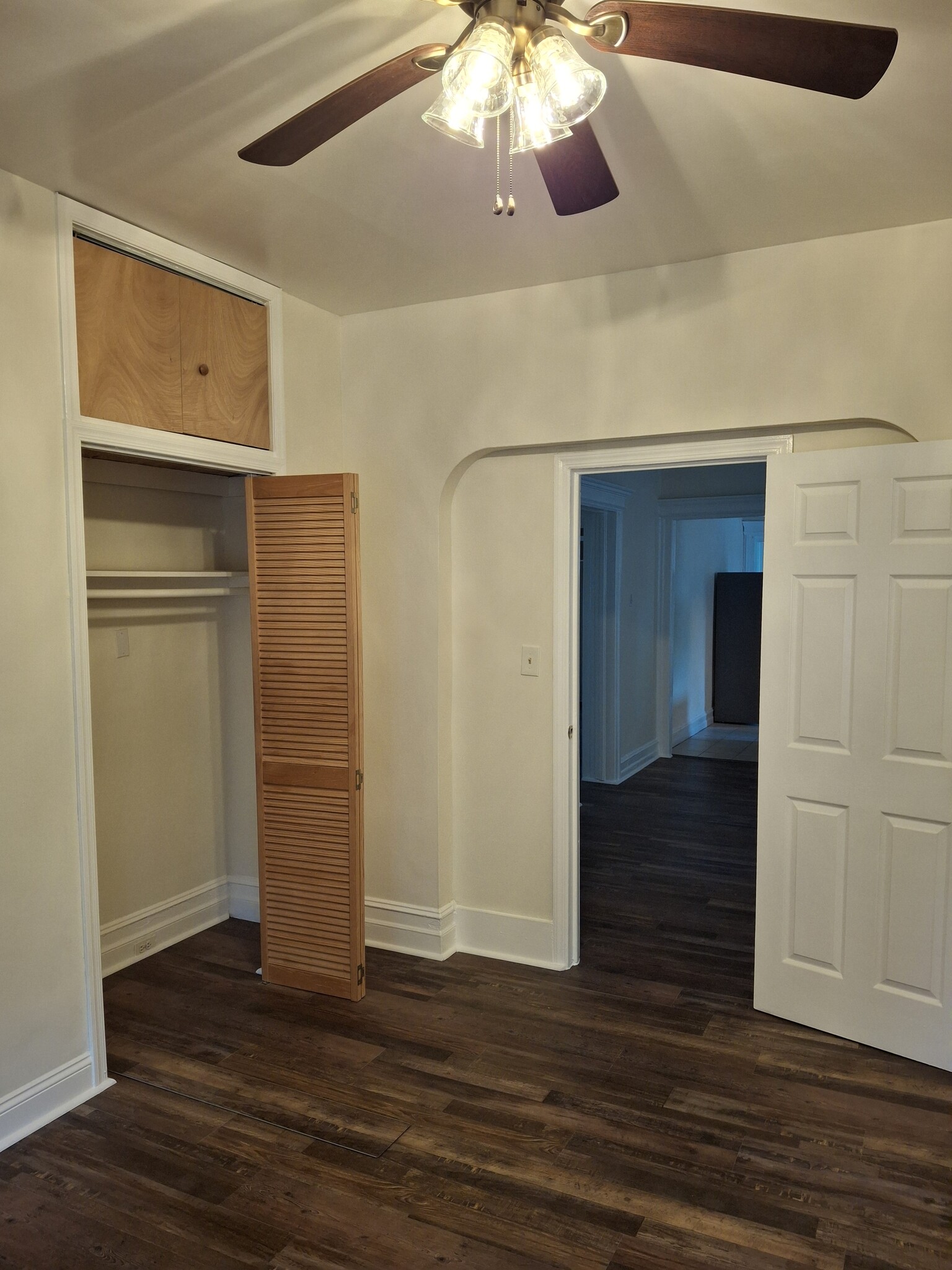 Front Bedroom - 104 N Munn Ave