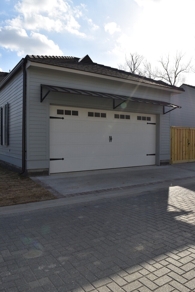 Building Photo - 3305 Pointe-Marie Dr