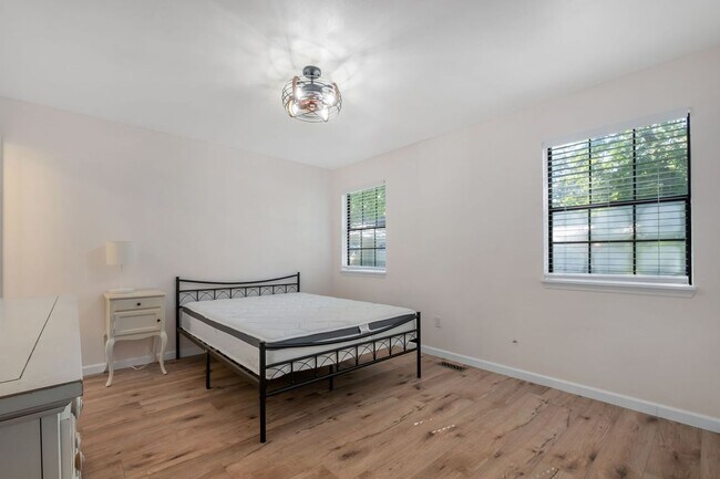 Building Photo - Franklin Park Duplex