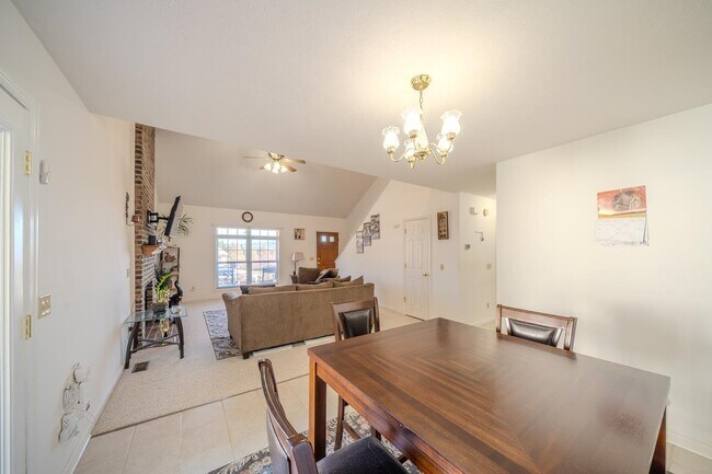 Building Photo - 474 Diana Ct