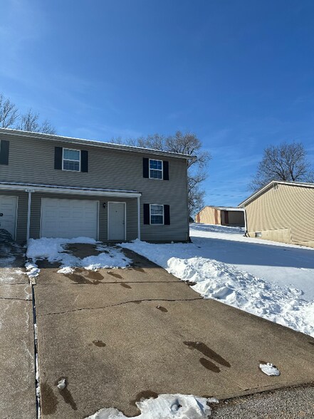 Building Photo - 401 Douglas