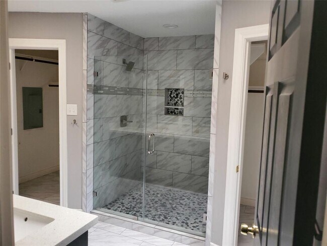 Building Photo - 12107 Carriage Hill Dr