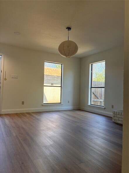 Building Photo - 2101 Mistletoe Ave