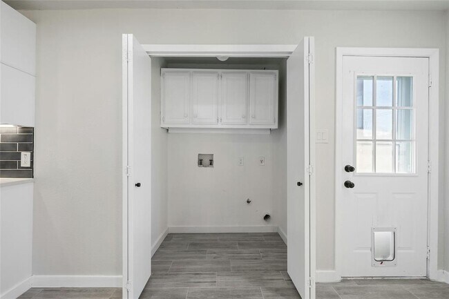 Building Photo - 1400 Bellmar Dr