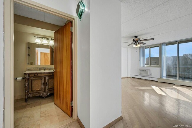 Building Photo - 703 Pelham Rd