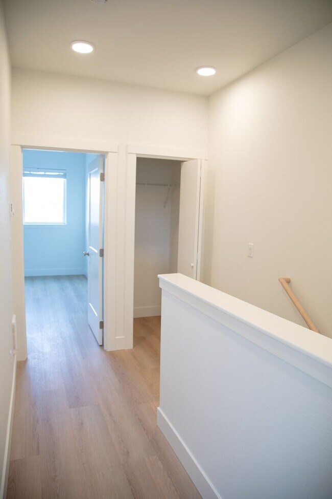 Building Photo - Welcome to Sun Drive Townhomes!