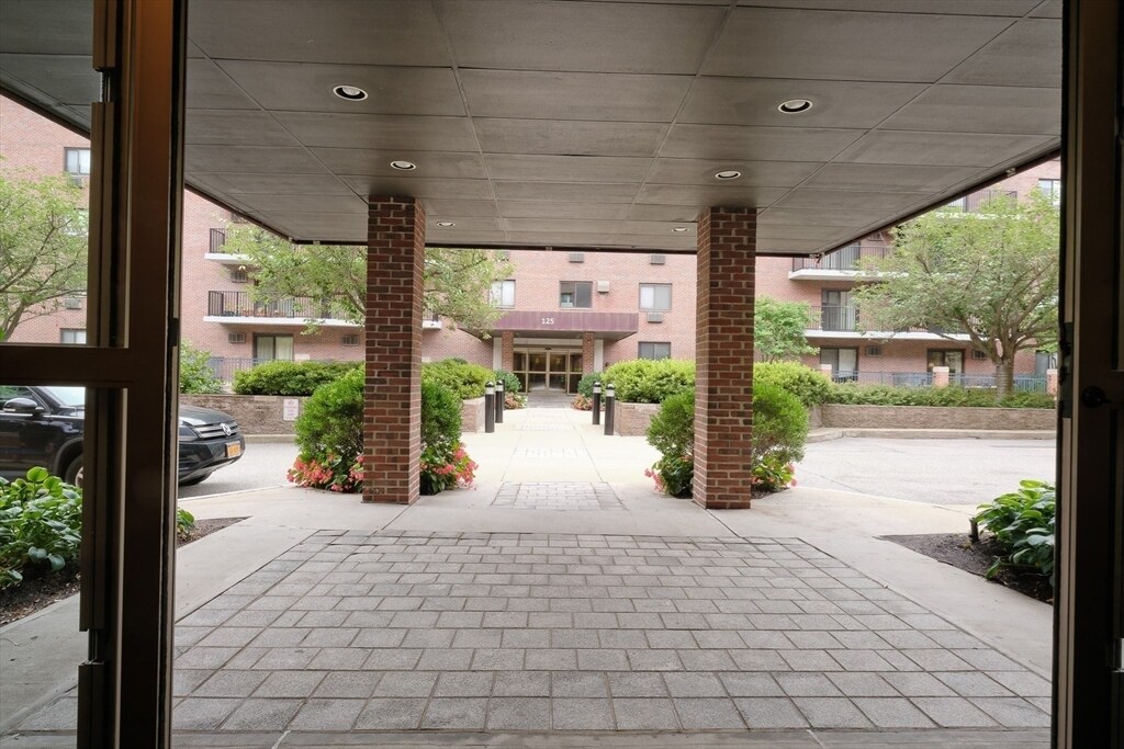 Building Photo - 135 Pleasant St