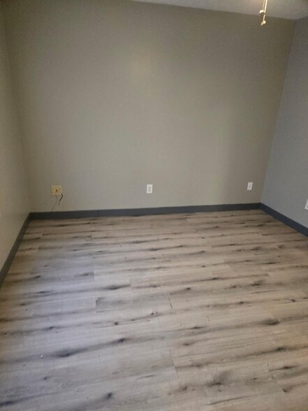 Building Photo - 573 Irving Wick Dr E