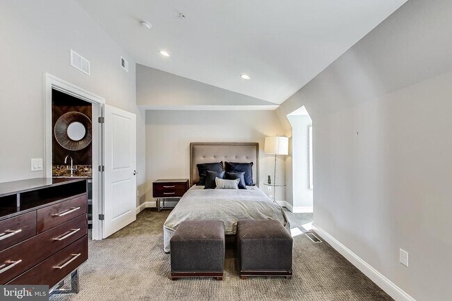 Building Photo - 10821 Symphony Park Dr