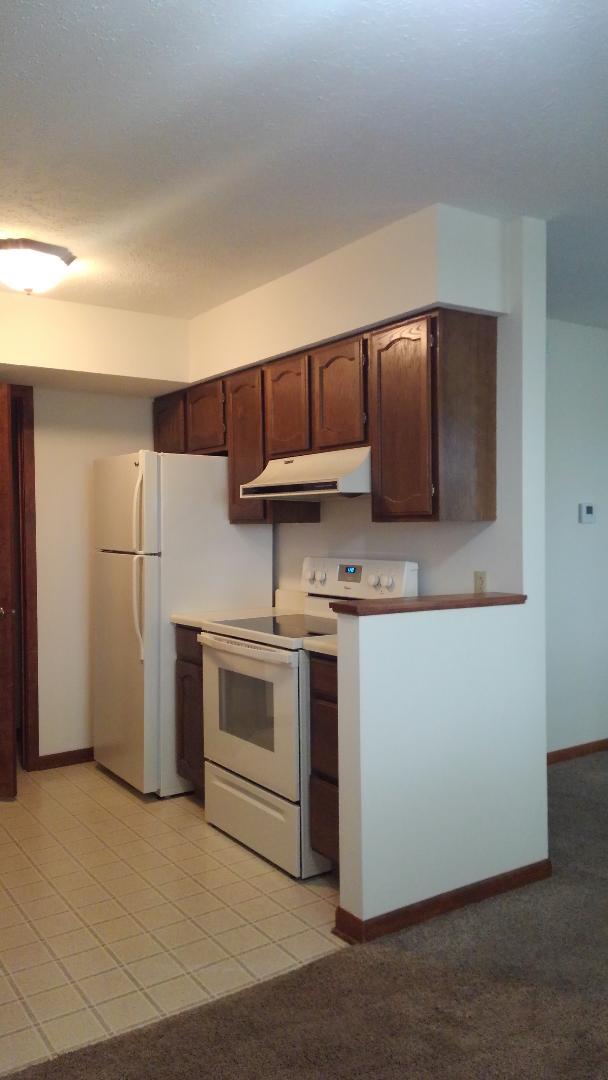 Kitchen has Stove/Refrigerator/ice Maker - 1130 W Nobes Rd