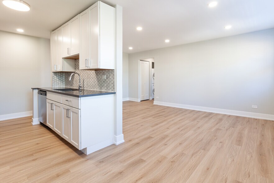 Building Photo - 520 W Aldine Ave