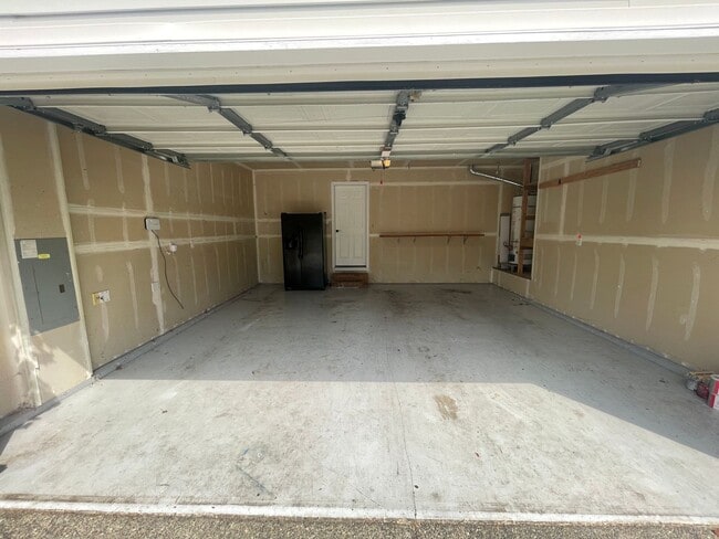 Building Photo - Beautiful Open Concept 4 Bedroom 2.5 Bath Home with Fenced Yard  in Gated Community