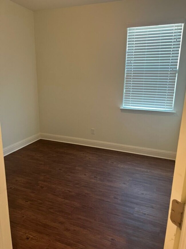 Building Photo - Dinuba House For Rent