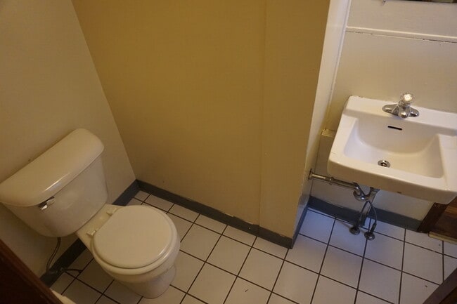 Building Photo - 4 bedroom 1 1/2 bath single family house with yard.