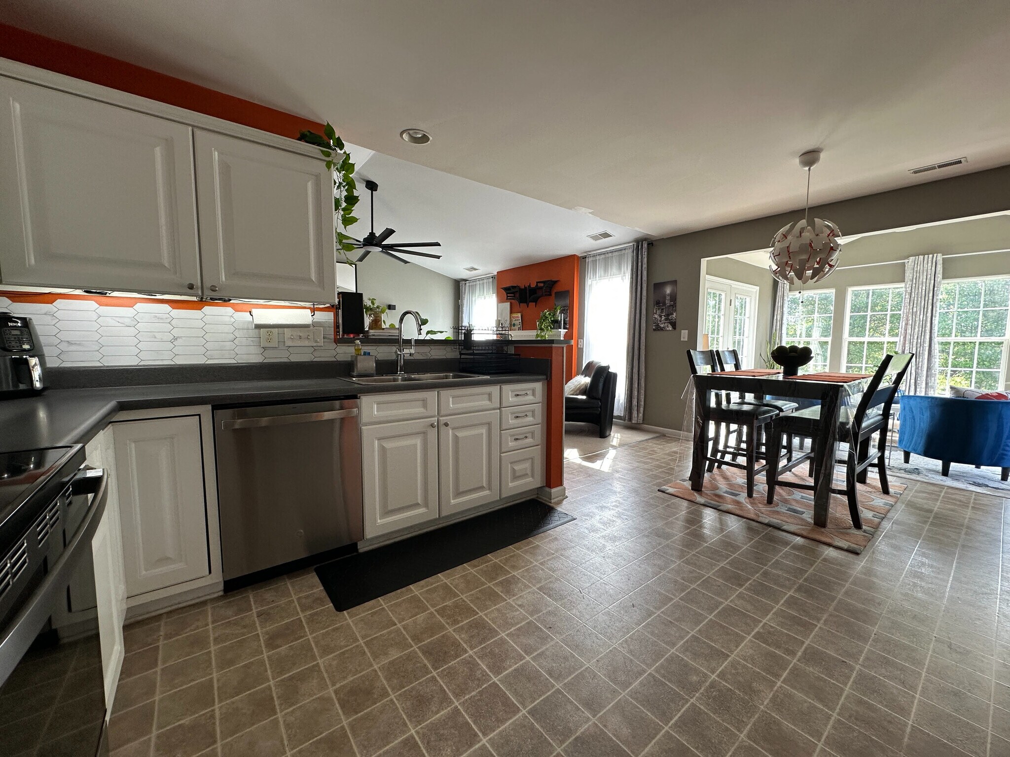 Building Photo - Room in House on Sunburst Ln