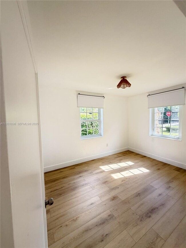 Building Photo - 1075 NE 120th St