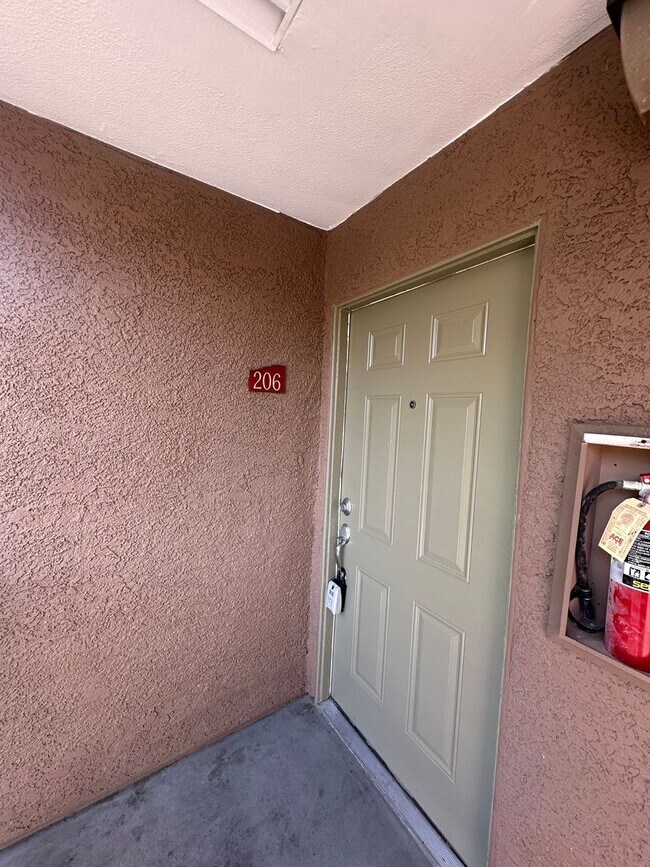 Building Photo - Great location, cute 3 bedroom condo