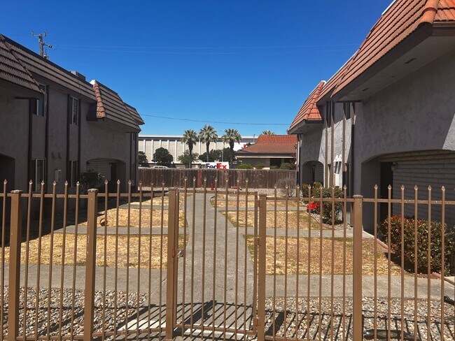 Building Photo - 1224 Dana Dr