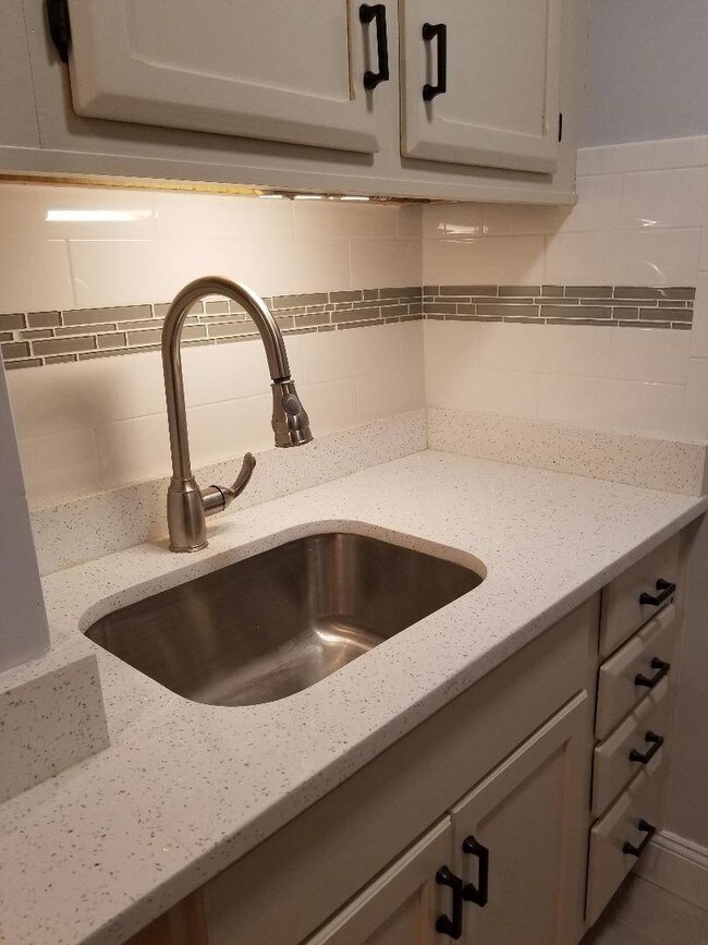 Building Photo - 140-17 84th Dr