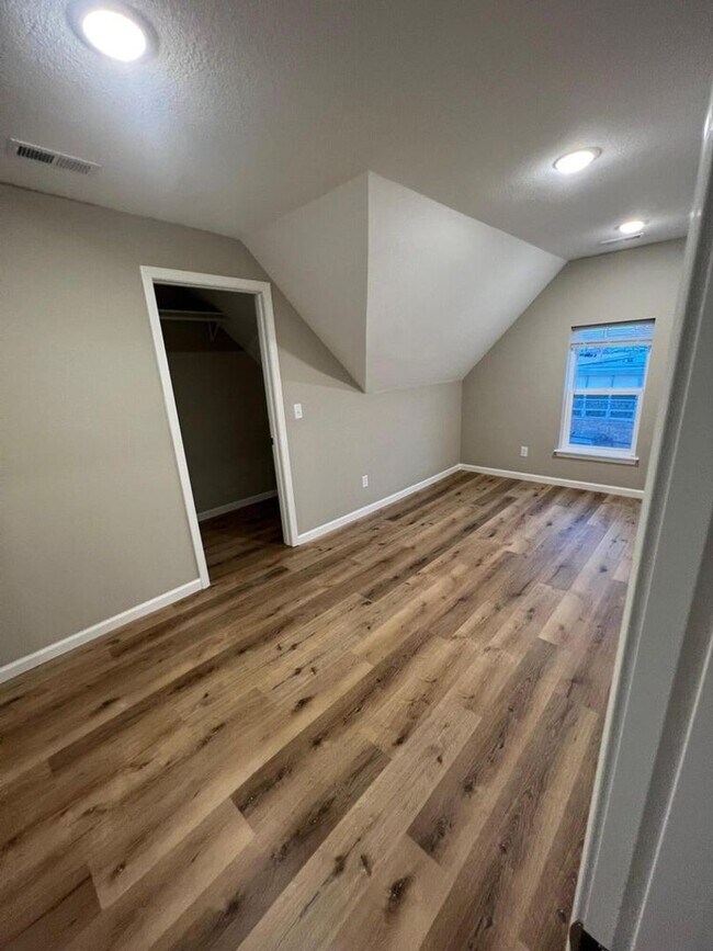 Building Photo - Beautifully Updated 4 Bed 2.5 Bath House!