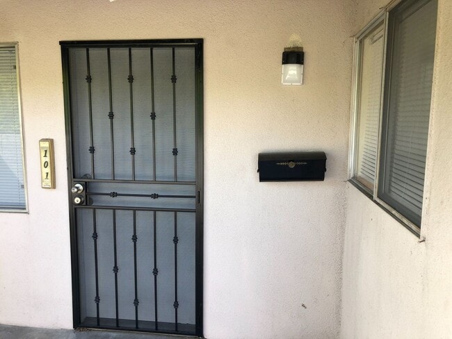 Building Photo - Airy 2 Bedroom 2 Bath with Front Patio