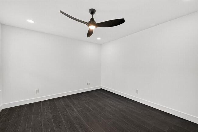 Building Photo - 600 Wilcrest Dr