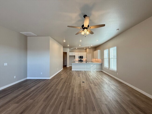 Building Photo - 6101 Poppy Dr