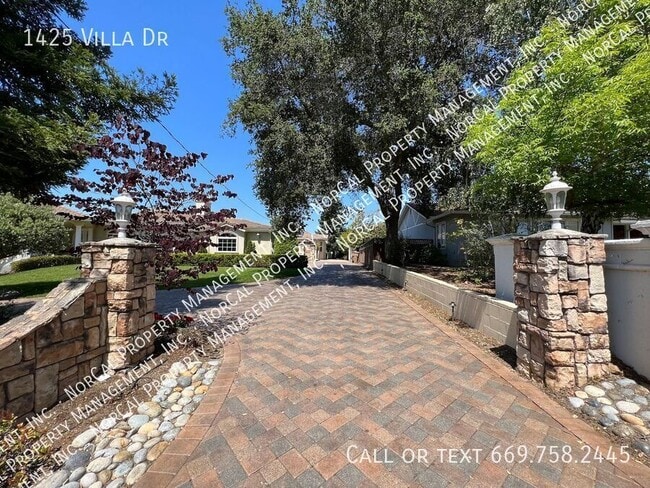 Building Photo - 1425 Villa Dr