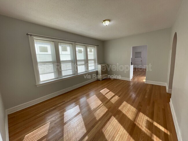 Building Photo - 7512 N Claremont Ave