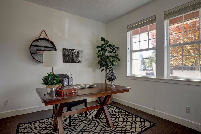 Building Photo - Great SW Bend Home Minutes from the Old Mill!