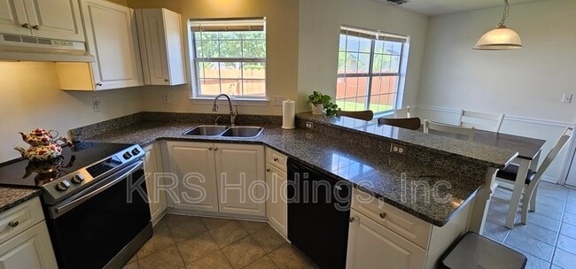 Building Photo - 3136 Sacramento Dr