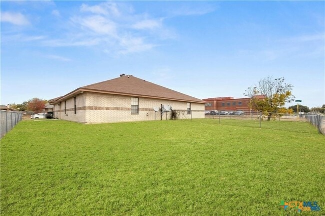 Building Photo - 3210 Raven Dr