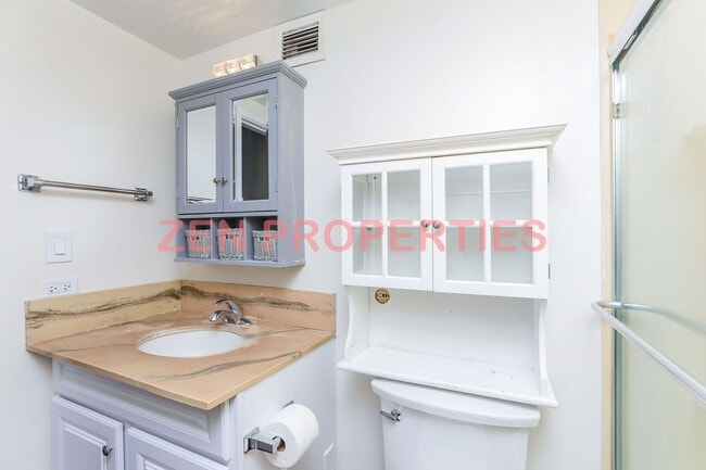 Building Photo - 2 bedroom, 2 bath & 1 parking for rent at Royal Court