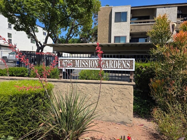 Building Photo - Special!! Spacious 1 bedroom condo central...